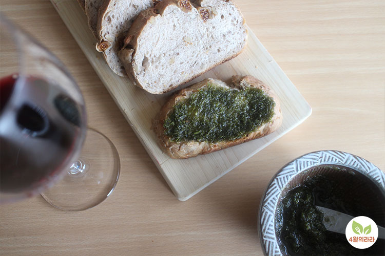 와인과 준비한 빵과 감태페스토