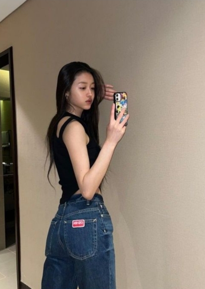  오마이걸 유아, 군살 하나 없는 개미허리