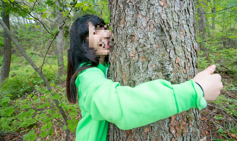 "매일 아침마다 나무 안아주는 여자"어느 날 그녀에게 나무를 안아주는 사연을 알게 된 친구는 흘러내리는 눈물을 멈출 수가 없었습니다.