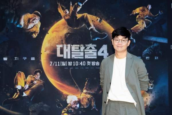 대탈출4의 정종연PD가 포스터 앞에서 찍은 사진