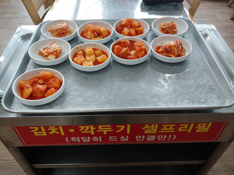 접시에-담긴-김치와-깍두기-여러개
