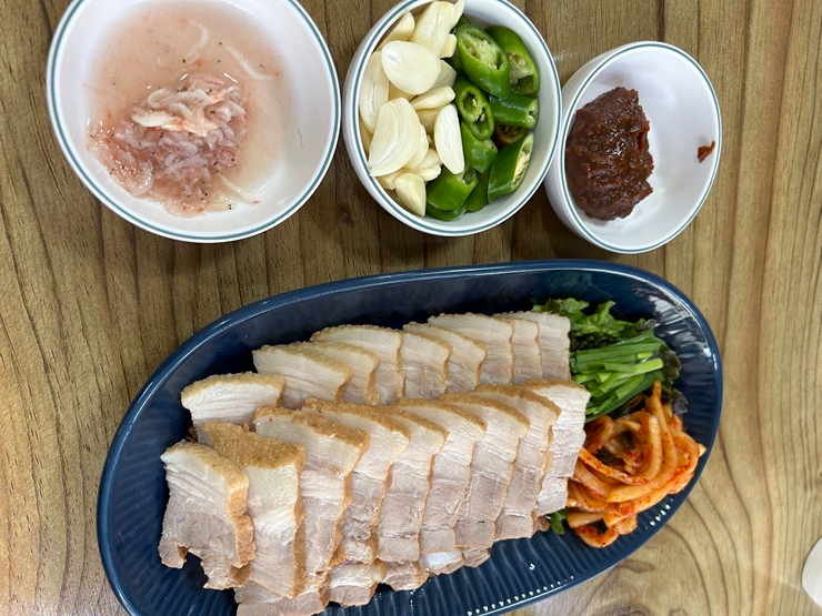 편육-새우젓-마늘-고추-쌈장