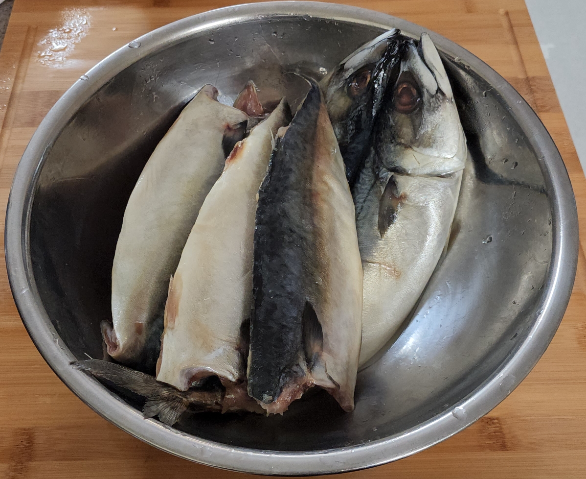 고등어-미림(맛술)을-뿌려-20분-재우기