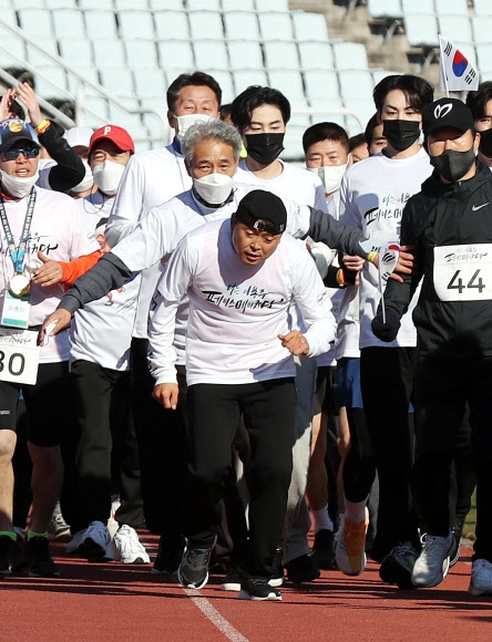  근긴장이상증, 이봉주 '굽은 등' 운동 질환