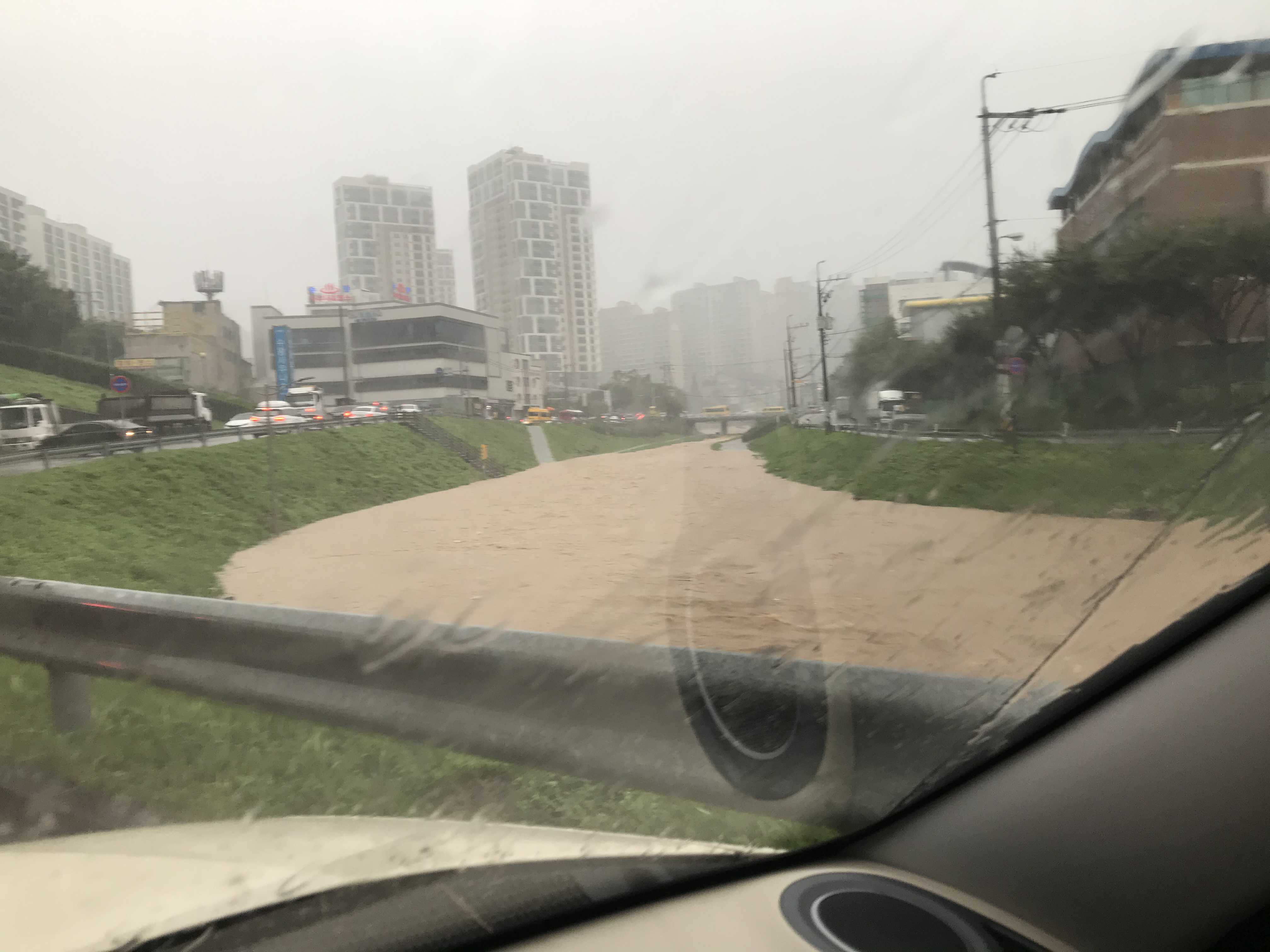  태풍 마이삭으로 불어난 김해 삼계동 해반천과 한림면 화포천습지