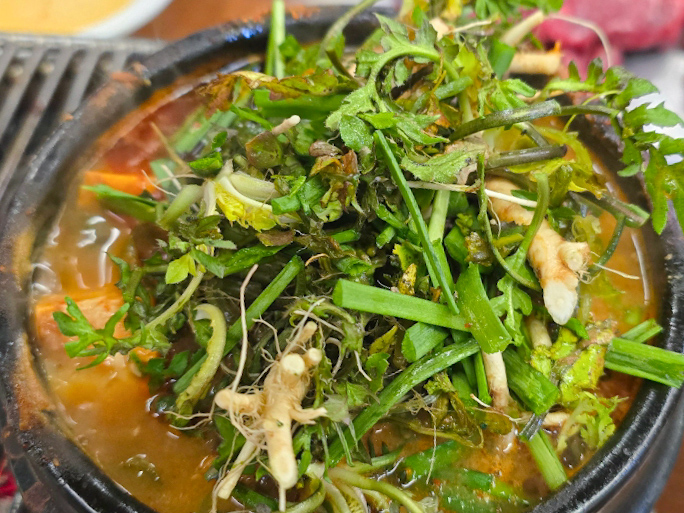 서울 목동 또순이네 된장찌개에 냉이가 듬뿍 올라간 사진