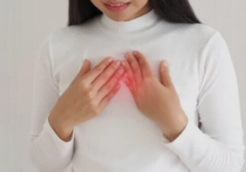 가슴에-통증을-느끼는-여자-사진