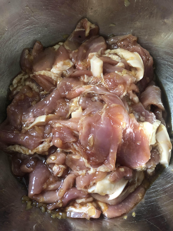 꽈리고추간장제육볶음만들기-양념장에돼지고기넣고조물조물-양념입히고-10분숙성