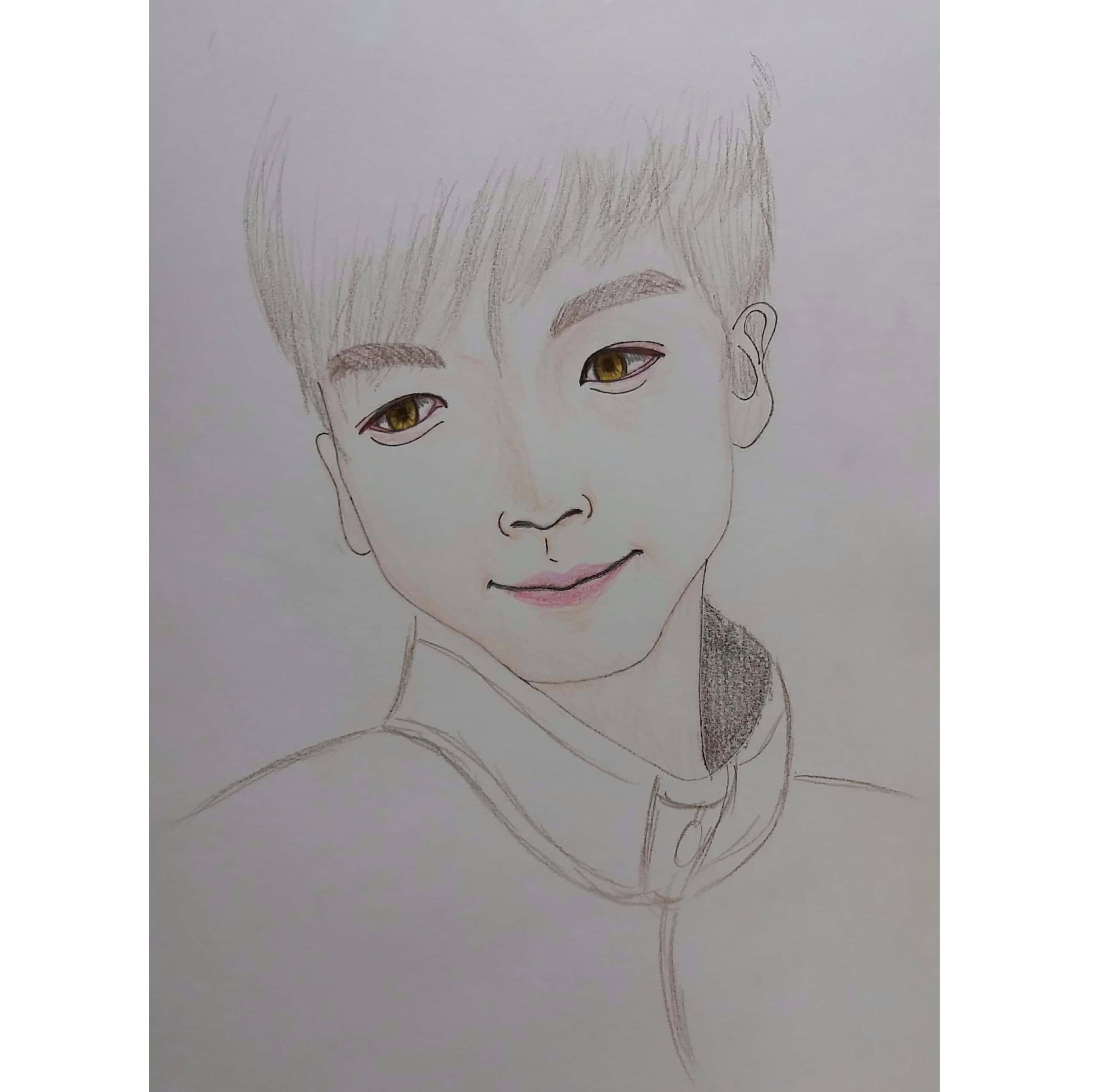 은은한 미소를 짓고있는 얼굴의 남성