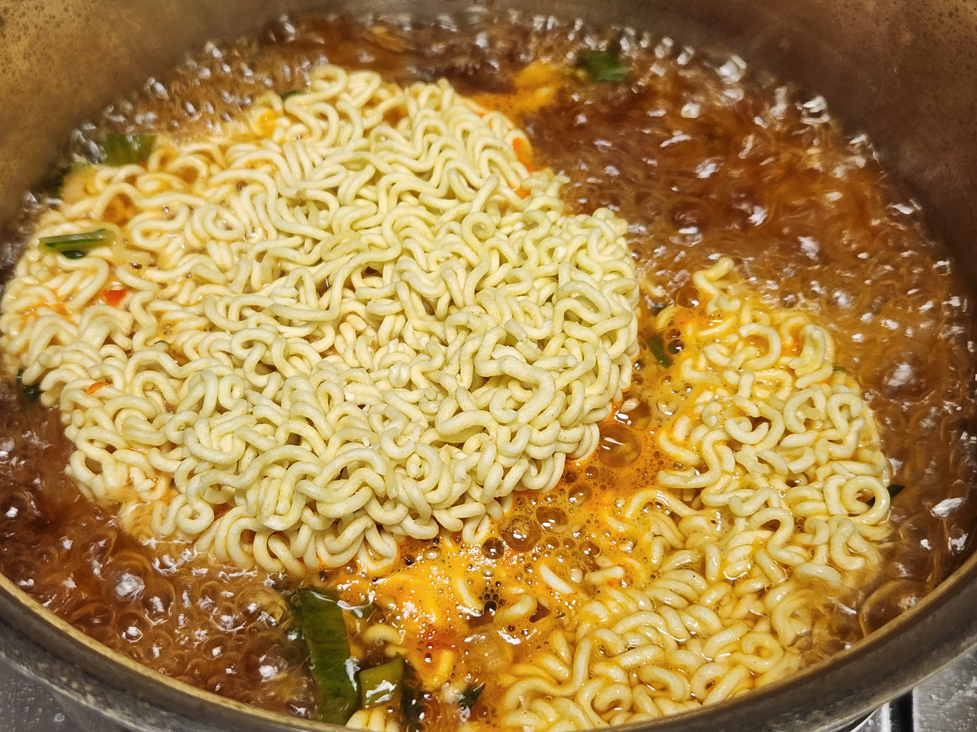 맵탱-청양고추대파라면-조리중