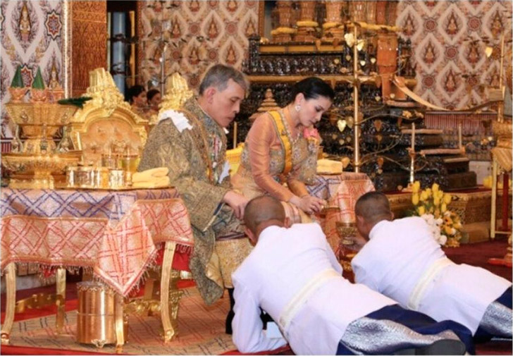 쿠테타에 성공한 군부 최고 권력자가 태국 국왕을 대하는 모습