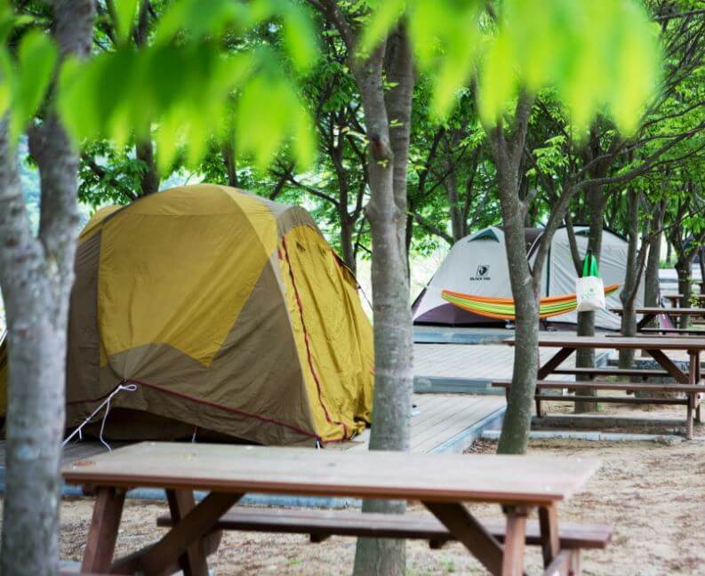 바위공원캠핑장에-설치된-데크-위에-텐트가-놓여있다