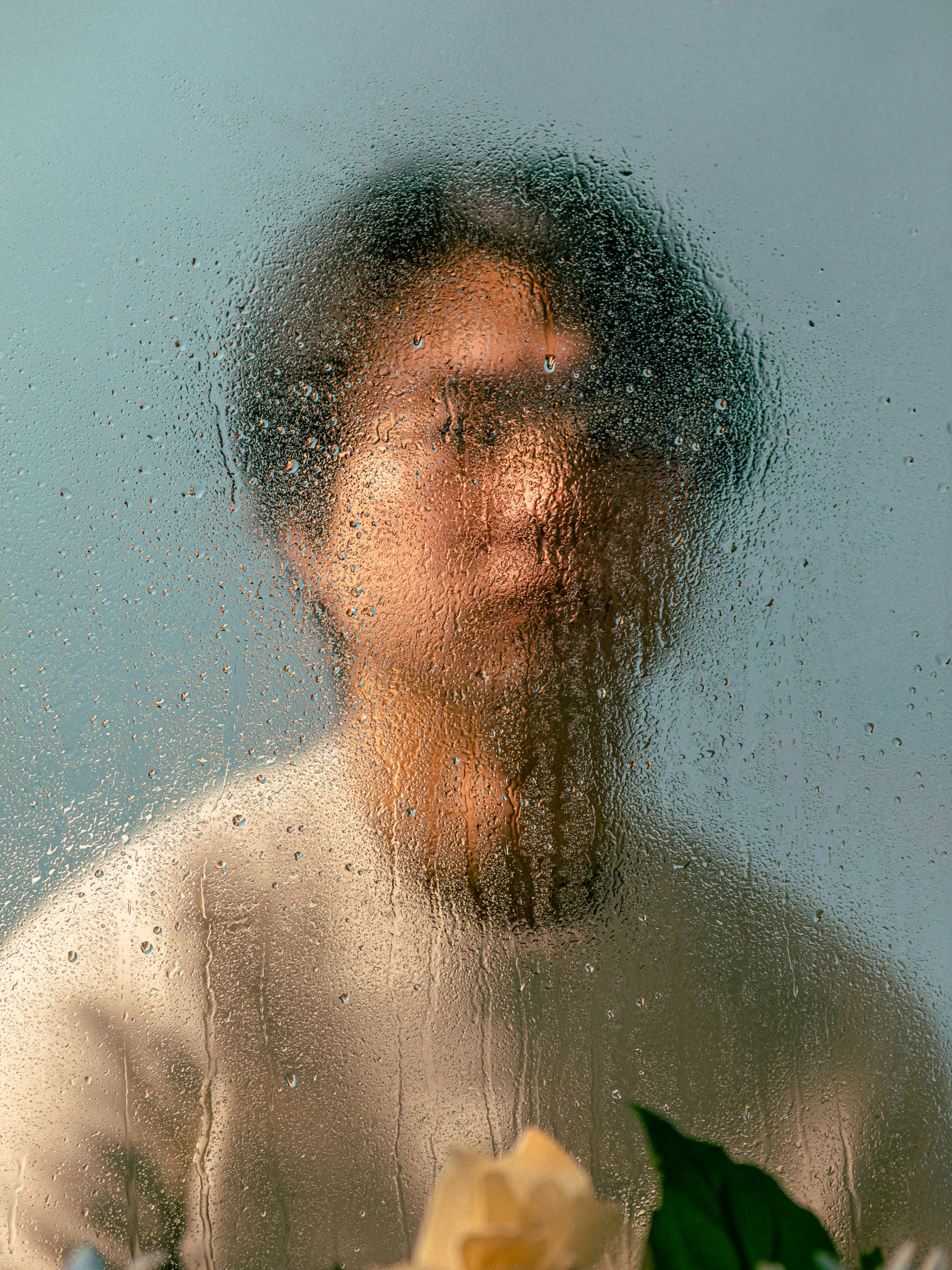 불투명한 유리벽 넘어 형체를 알아볼 수 없는 사람이 나를 바라보고 있다.
