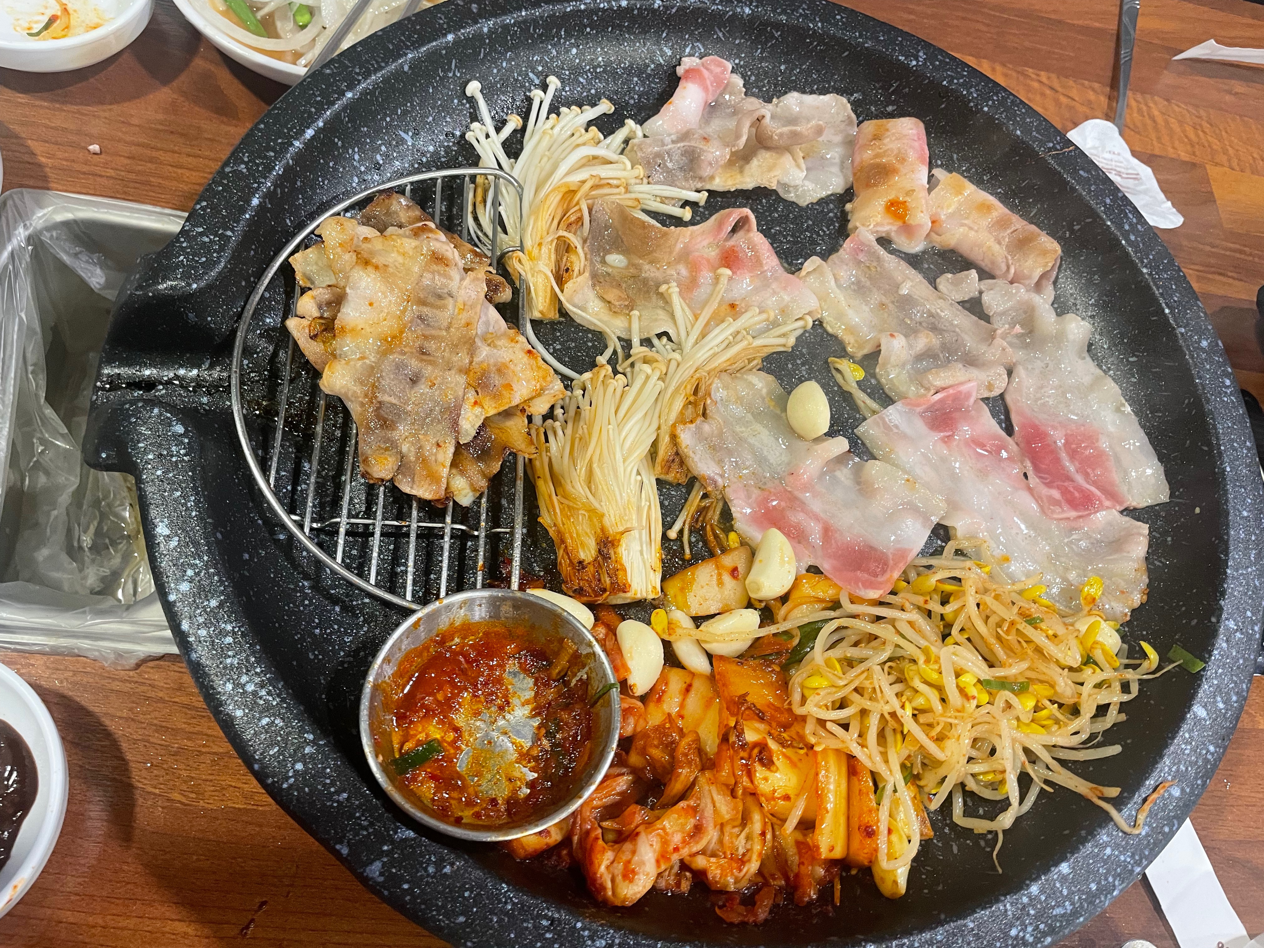 돌판에 삼겹살과 김치&#44; 콩나물