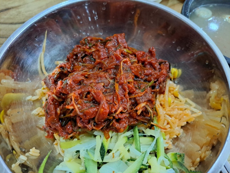 전북 익산 황동시장 택시맛객 고추장 양념 육회, 돼지 비곗살, 콩나물 등 채소 토핑 황동 육회 비빔밥 비빈밥 맛집 추천