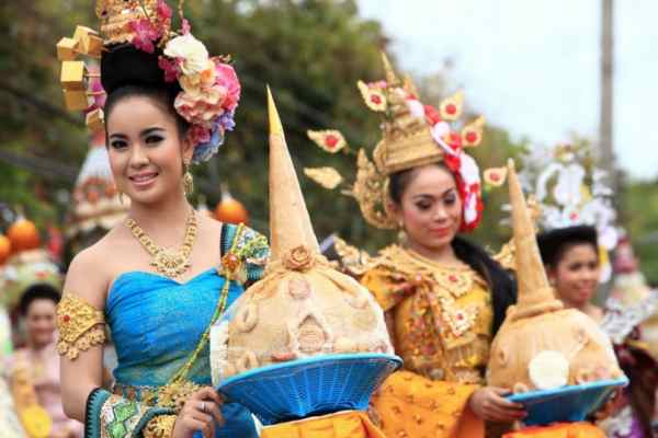 10월 제사 축제 (Phra Paenu Bun Sat Duean Sib)