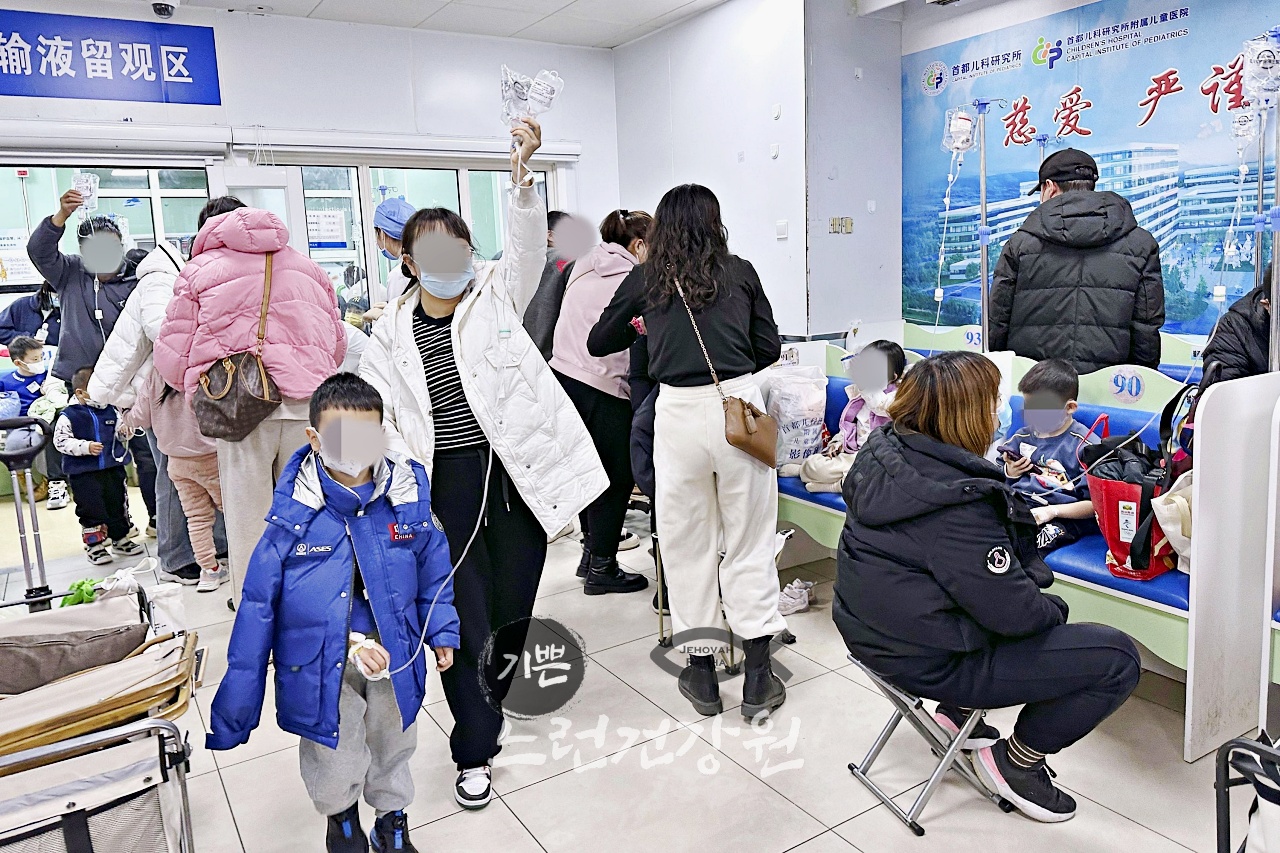 중국 병원에서 수액을 맞고 있는 아이들과 부모