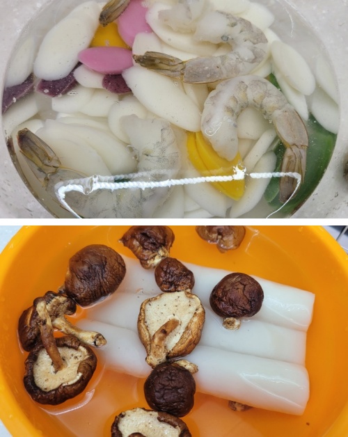 떡국 재료 준비 과정에서 새우, 가래떡, 표고버섯이 담긴 물에 불리는 모습