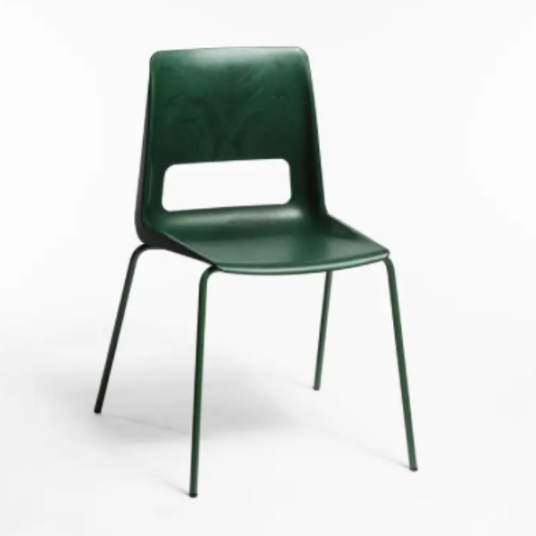 재활용 플라스틱으로 제작한 청록색의 의자 사진