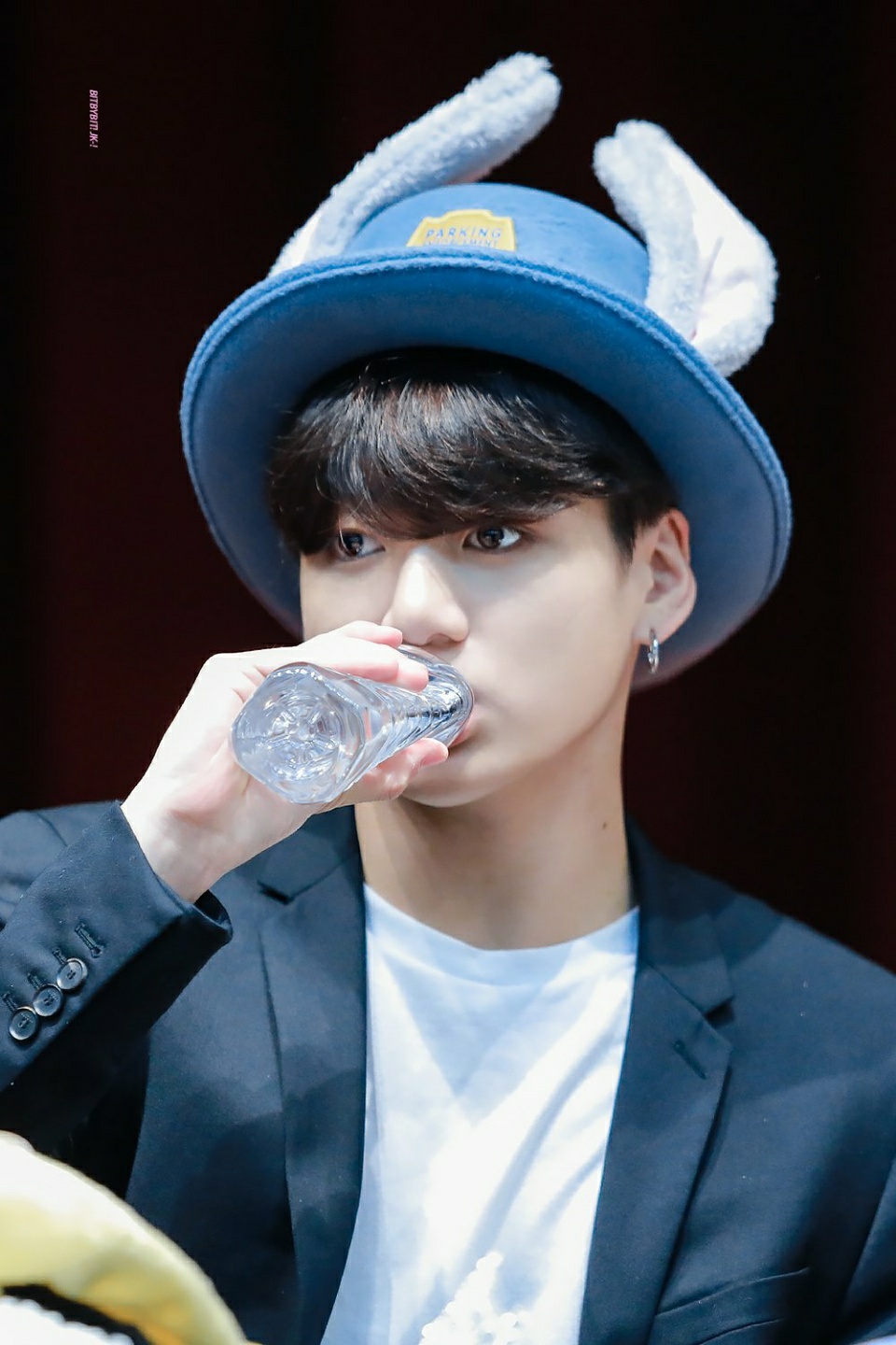  물 마실때 특이한 버릇있는 방탄소년단 정국