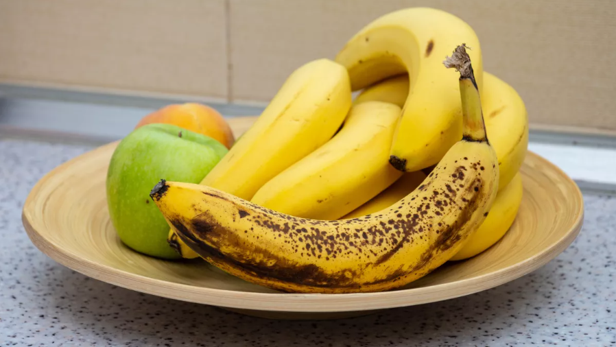바나나가 든 과일 그릇(이미지 출처: Shutterstock)