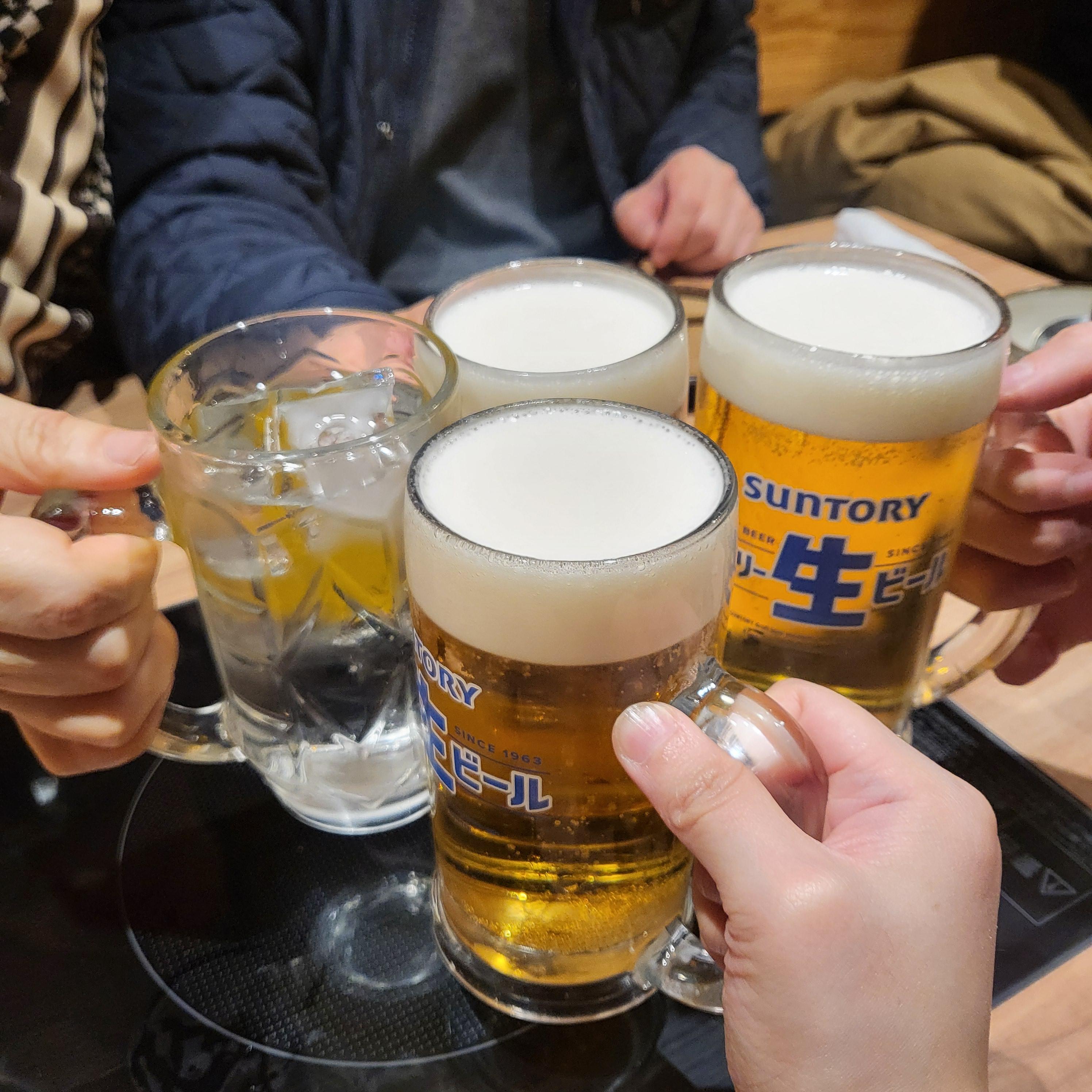 생맥주 짠 하는 사진