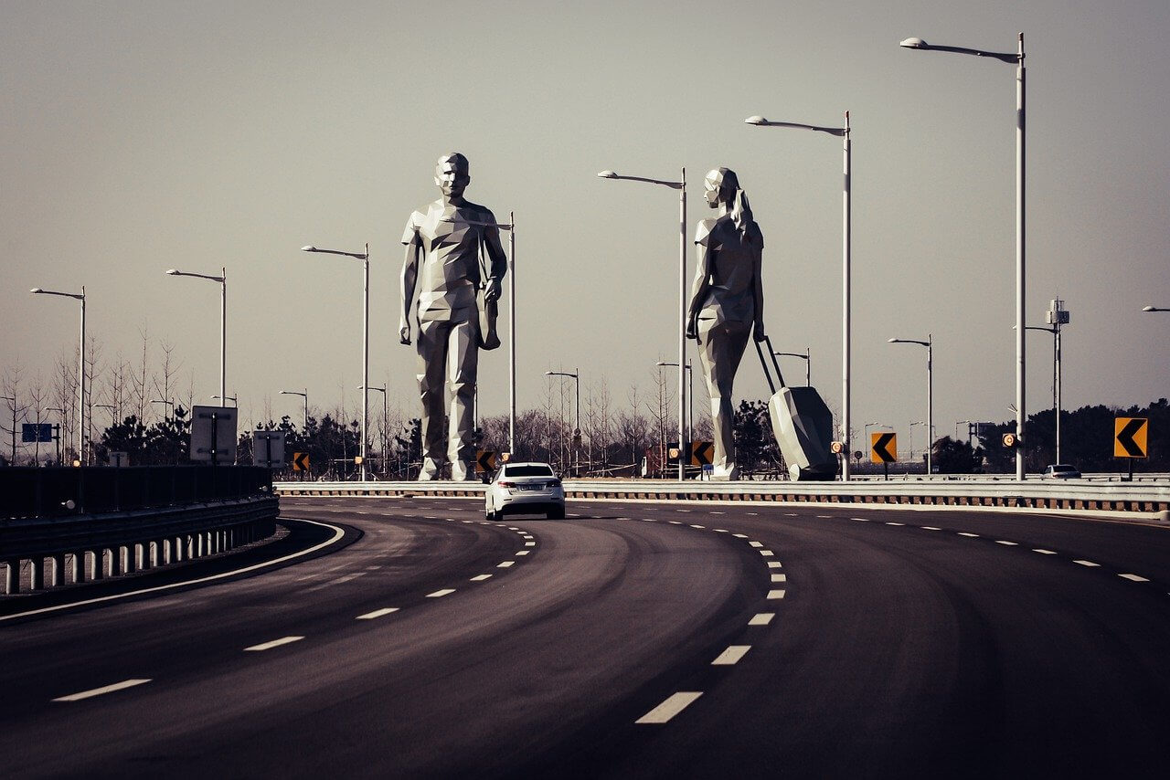 인천공항-제2터미널-가는-길에-있는-큰-여행자-상징물