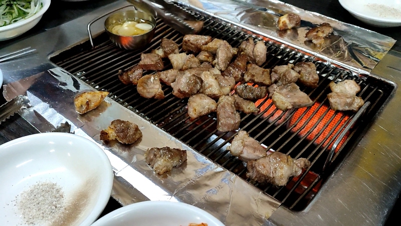  초벌한 돼지고기 충무로맛집 '뚱보돼지갈비통고기'