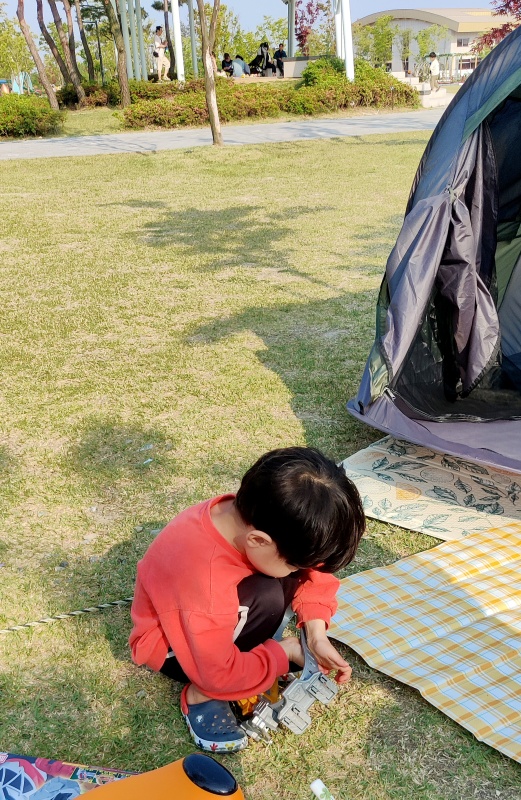 텐트에서 놀고있는 쿠웅이
