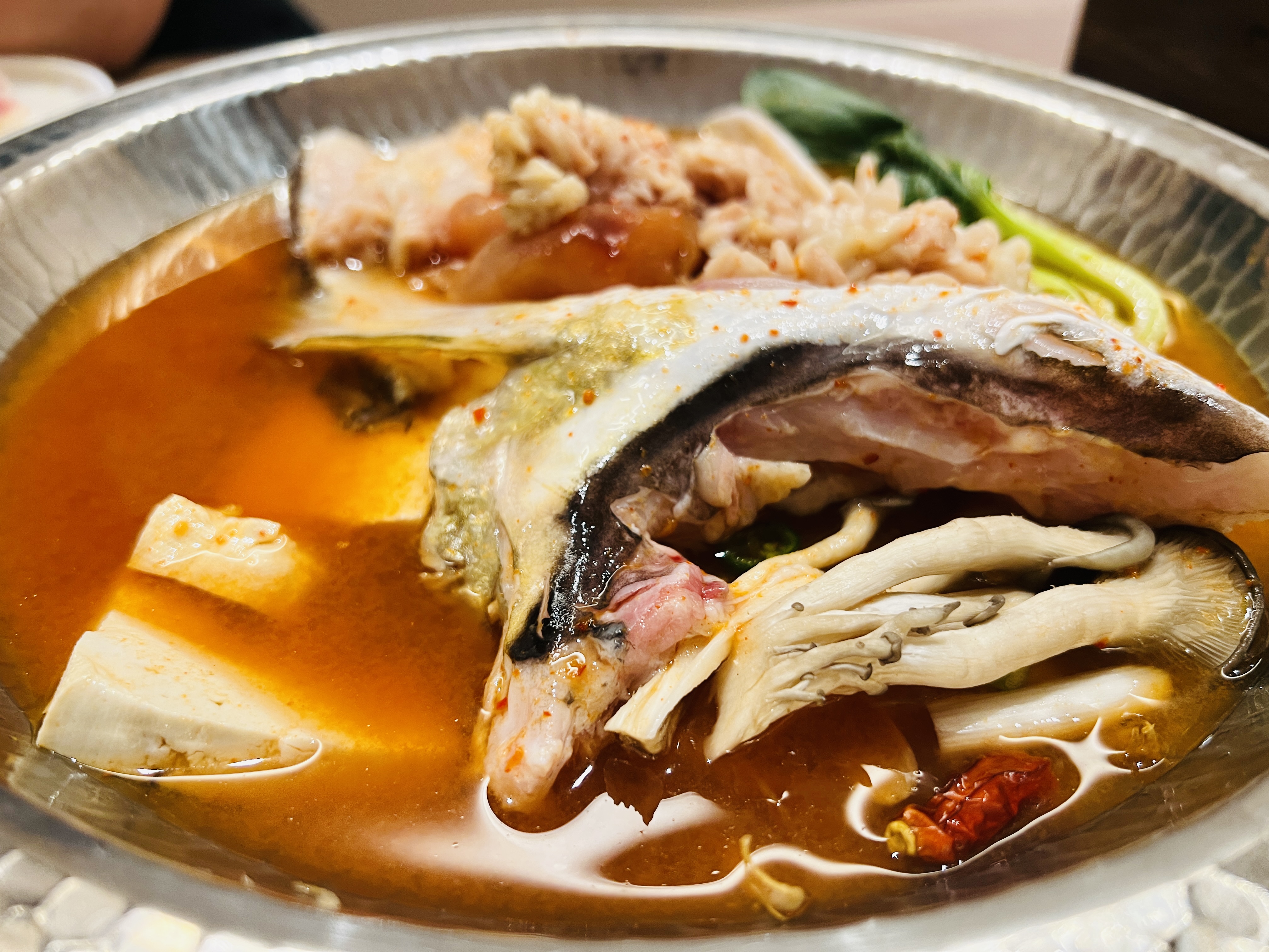 매운탕이 그릇에 담겨있는 사진
