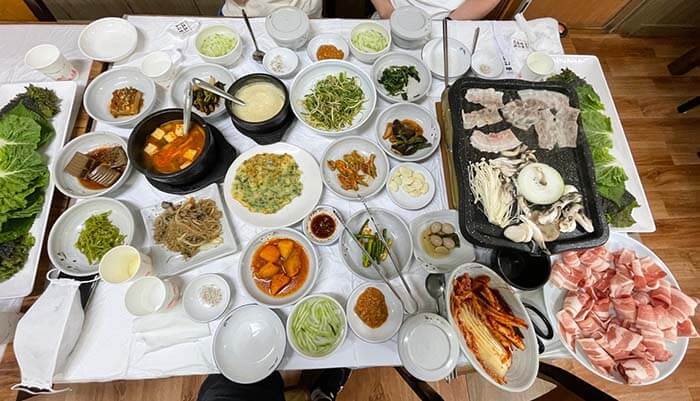 대패삽겹쌈밥을 주문하고 상차림된 사진
