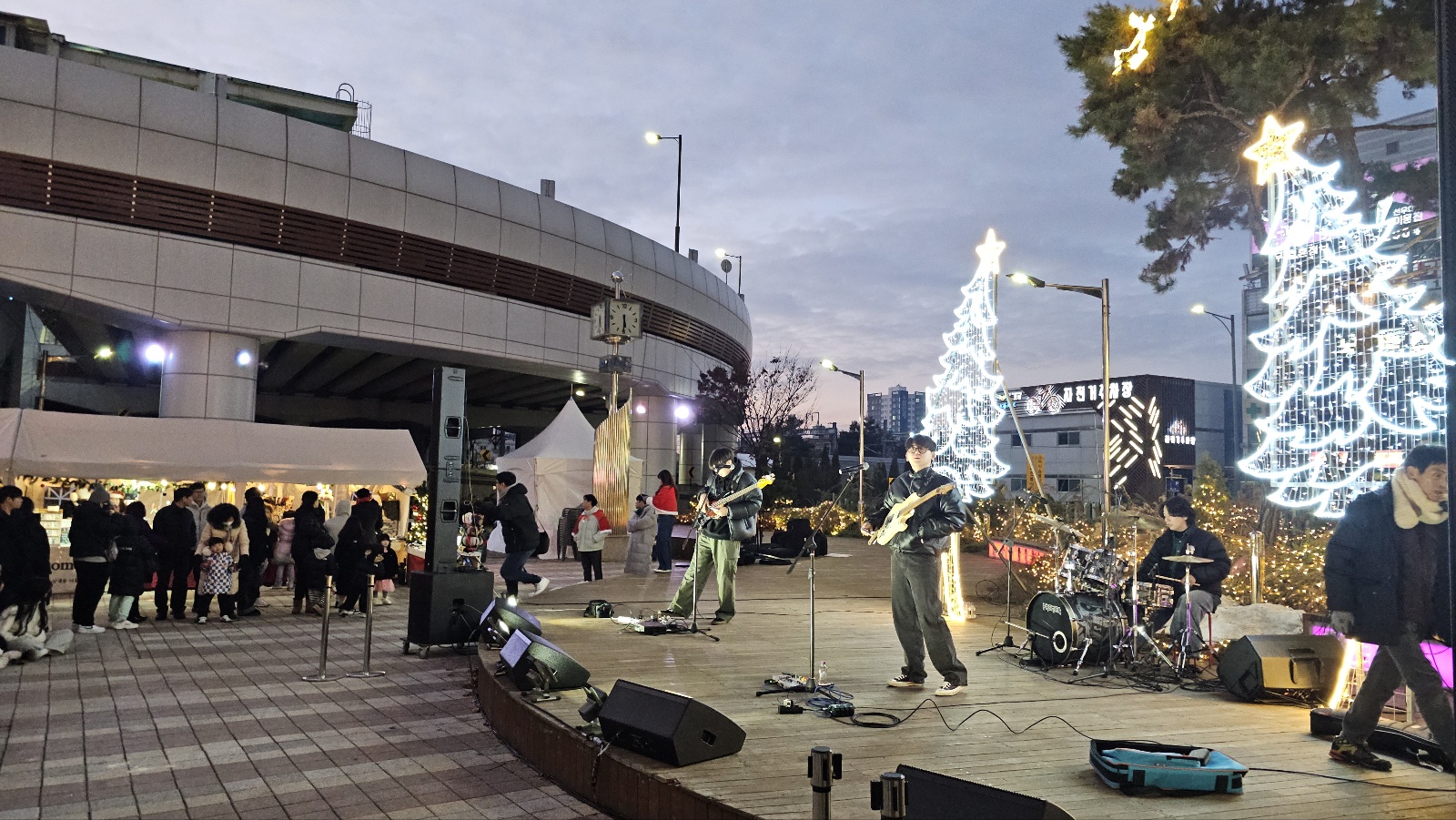 오산시의 미리 메리 크리스마스 '오! 해피 산타 마켓'-In Osan: Oh! Happy Santa Market