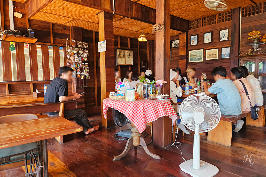 목조 바닥과 기둥 천장으로 이루어진 반쿤투앗 식당 내부