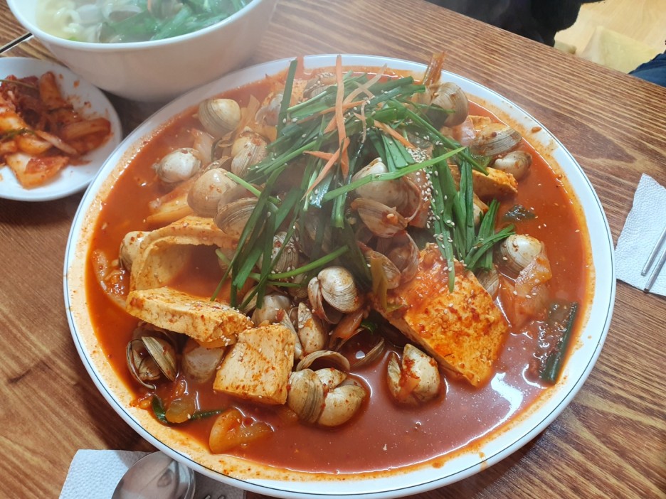  조개 두부두루치기와 김치전 안 먹으면 후회하는 <둔산동 우리손칼국수 >
