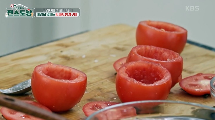 토마토-윗부분을-자르고-숟가락으로-속들-파내-그릇처럼-만든-모습
