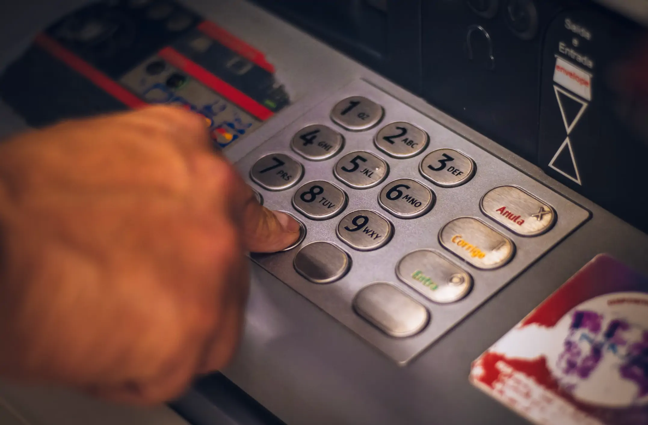 미성년자 통장개설 시 ATM 기기에서 하루 입출금은 30만 원으로 제한된다