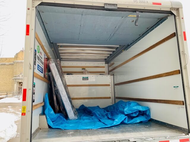 트럭-안에-파란색-비닐과-물건이-들어있는-모습