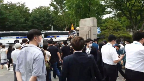 서울시청 앞 박원순 분향소 앞 성창경TV서울대병원 장례식장 주차장에 마련된 강용석·김용호·김세석·김용호·양평의 집. 유튜브 ON. 2020년 7월 11일 2시 30분 136