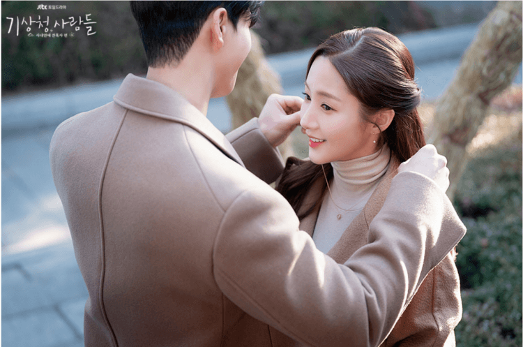 시우와 하경이 롱코트를 둘 다 입고 시우 부친과 시우모친이 있는 한식집에 상견례 자리를 가기 전에 스틸컷