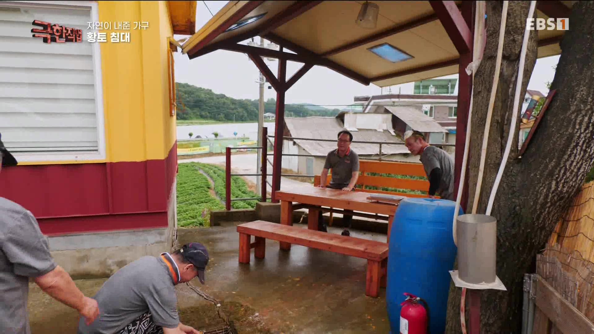 [극한 직업] 황토 침대와 우드 슬래브 230715.mp4_20230717_213433.641.jpg