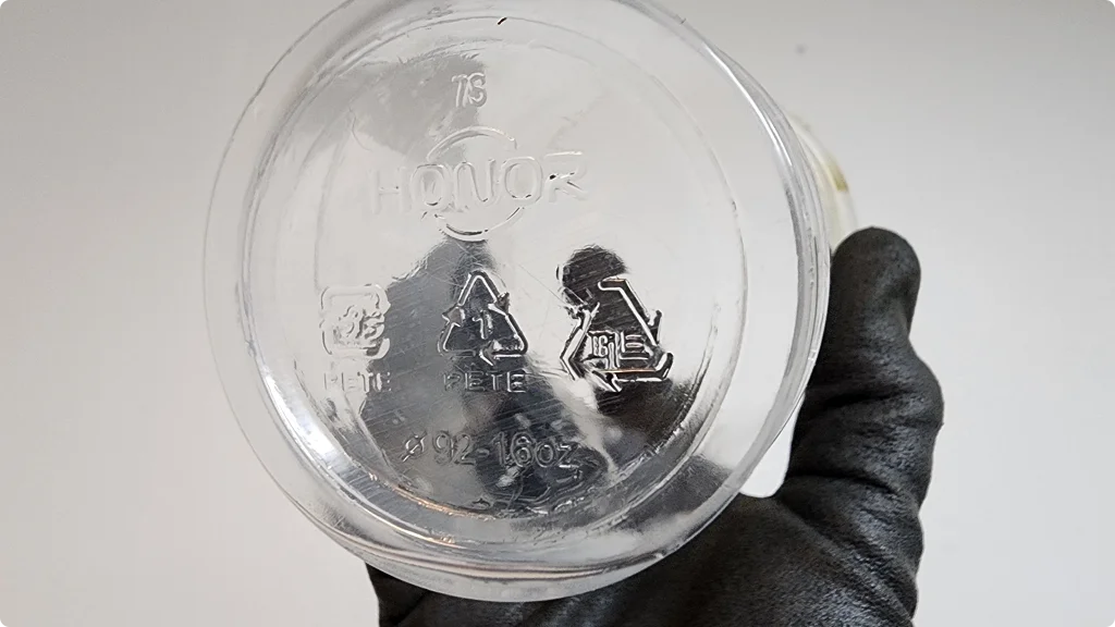 투명 커피컵의 뚜껑은 페트 재질이다.