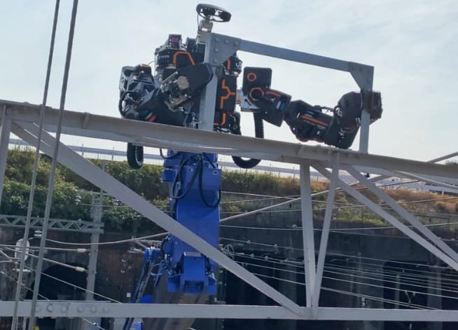 일본에서 철도를 건설하고 있는 거대 VR 로봇 VIDEO: Giant VR Robots Are Building Railways In Japan