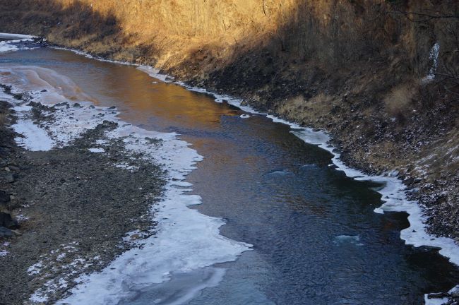 얼어붙은 강변&#44; 짙푸른 강물&#44; 그늘진 강물&#44;