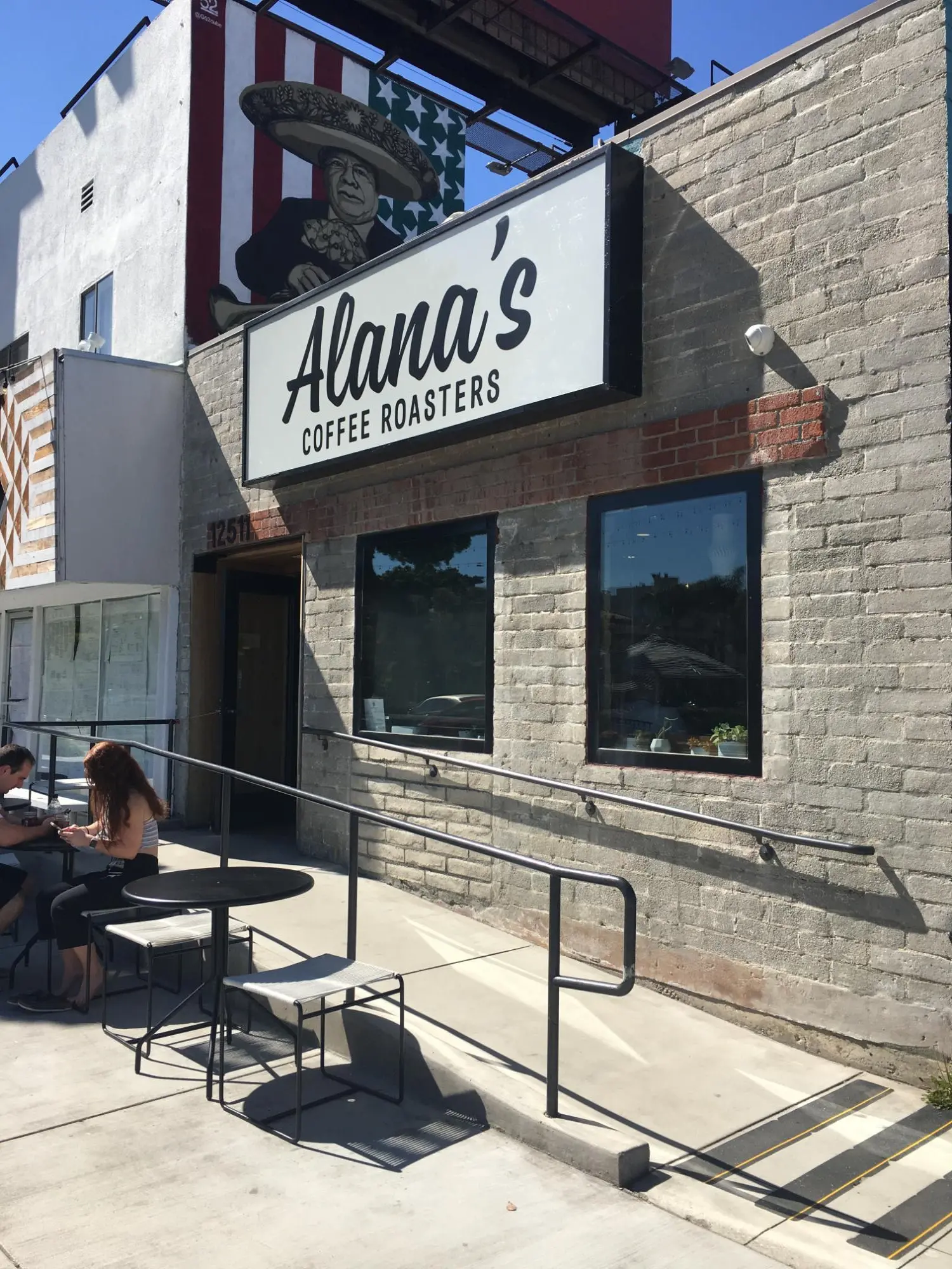 앨러나스 커피 로스터즈(Alana's Coffee Roasters) 간판