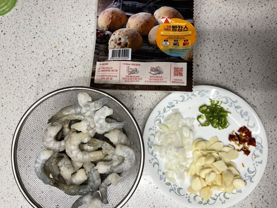  감바스 알 아히요 레시피 : 빵과 면은 필수 (and 와인 1병)