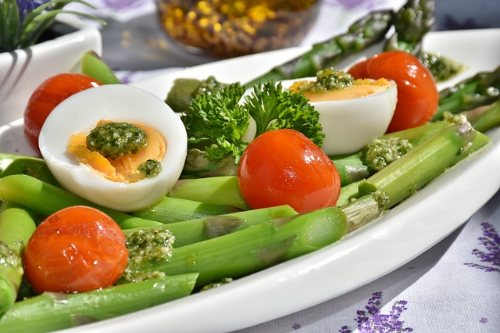 건강식을 표현한 사진(방울토마토,계란,브로콜리,아스파라거스)