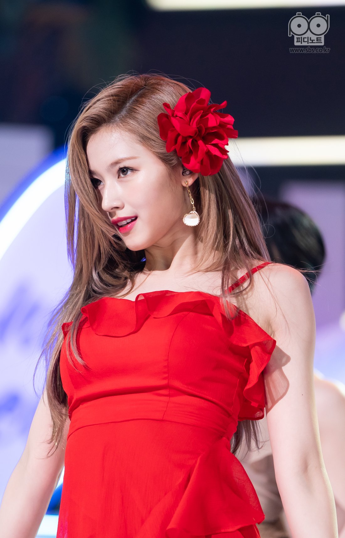  레드 끈 드레스 트와이스 사나 TWICE SANA 알콜프리 무대의상 사진