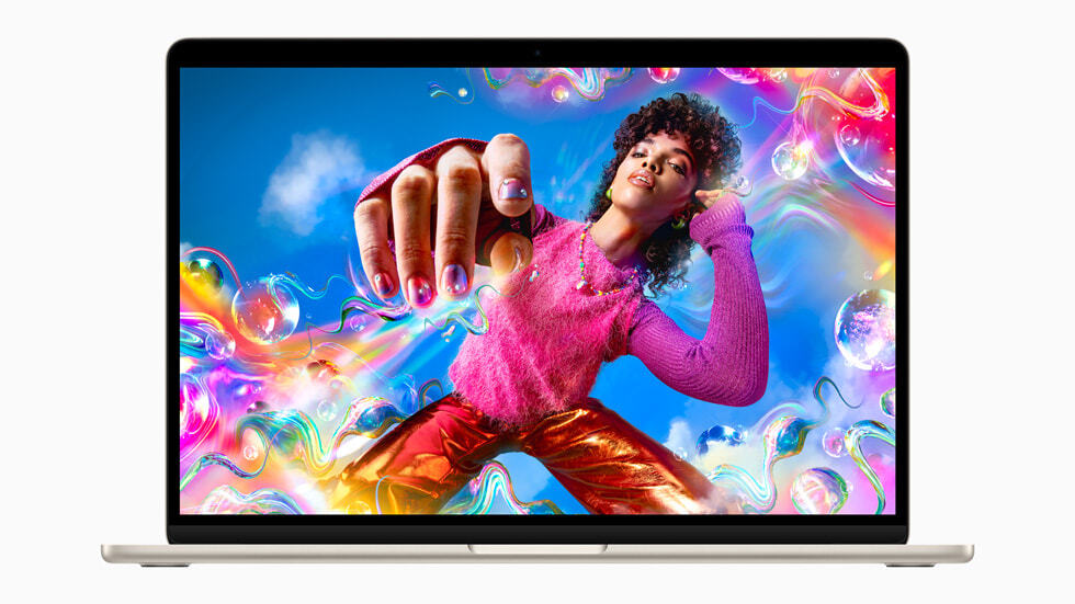 새로운 MacBook Air는 광활한 고해상도 38.9cm Liquid Retina 디스플레이를 갖췄다. 이 디스플레이는 M2 탑재 MacBook Air 13의 디스플레이보다 25% 크다.