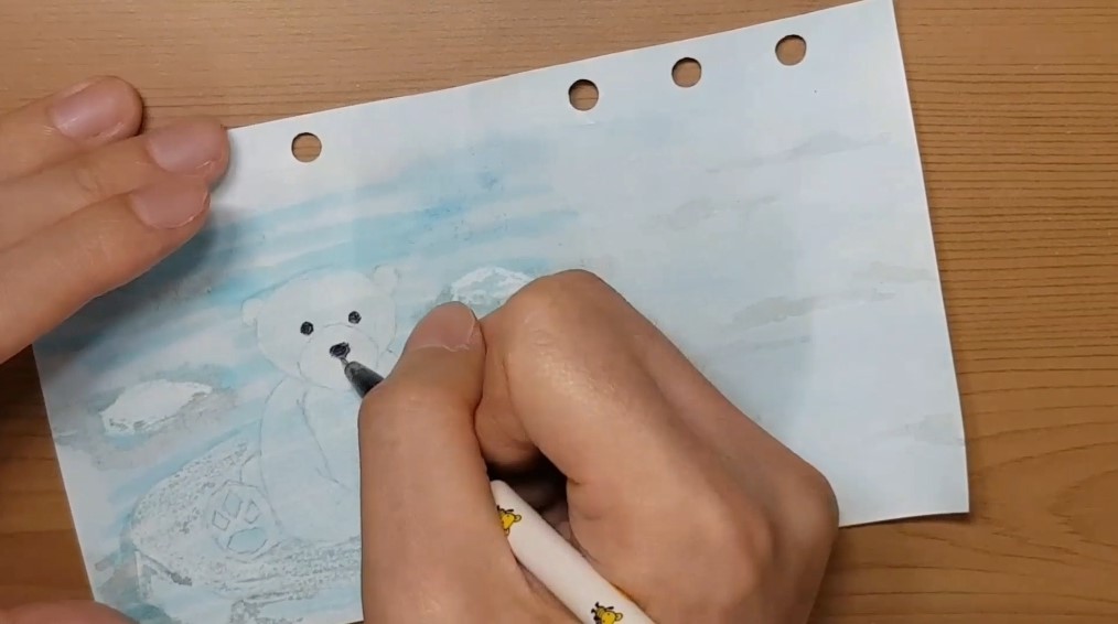 볼펜으로 곰 외곽선을 다시 그려줍니다
