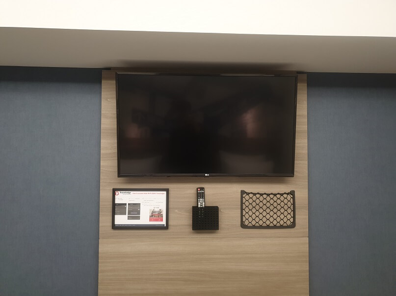 TV는 벽에 걸려있었다. 나름 벽걸이 TV! 호텔에 이런 벽걸이 TV가 있는 경우 일반적인 TV보다 화면이 큰 경우가 많은데 이곳 역시 보통의 비지니스 호텔보다는 큰 TV였다. 개인적으로는 이런 공간 활용을 좋아한다.